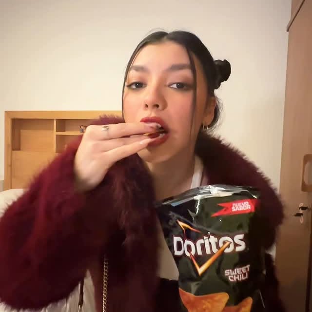 Instagram post by @belverita.py for Doritos. Caption reads: Styleando medias color borgoña con un outfit Sweet....