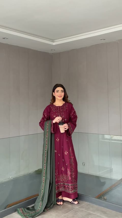 Instagram post by @itsfatimanoorr for Iznik Fashion. Caption reads: Wearing @iznikfashion 
🌸✨🤍
#ootd #trending #fyp.