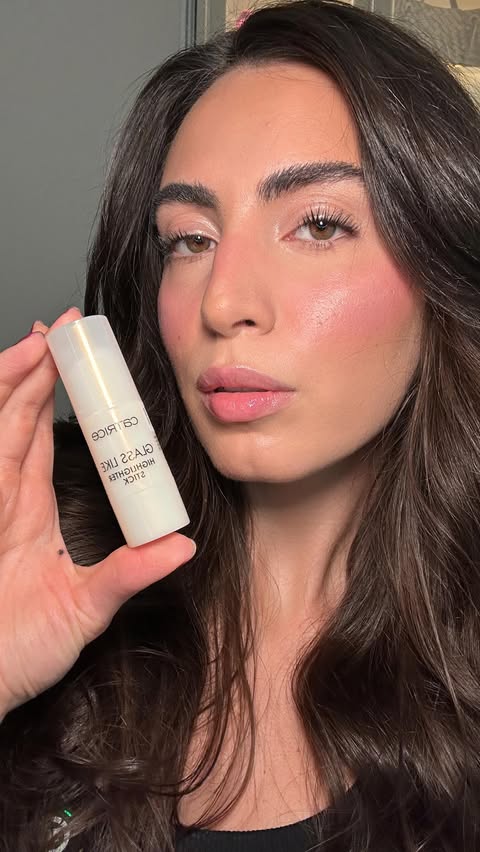 Instagram post by @natdeusdara for Catrice Cosmetics. Caption reads: Pra quem também ama passar a virada glowingggg ✨✨✨....