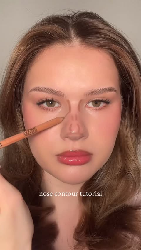 Instagram post by @klaudiasyd for Make Up For Ever. Caption reads: trying a new nose contour method ✨ 
do you see a....