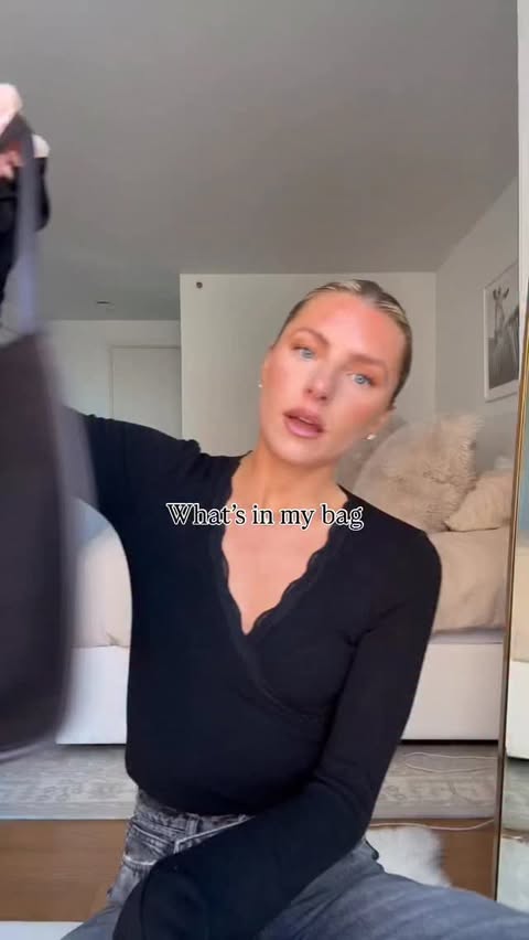 Instagram post by @daniellepheloung for Perfect Bar. Caption reads: Here’s what’s in my bag 👜👜👜👜 
all the....