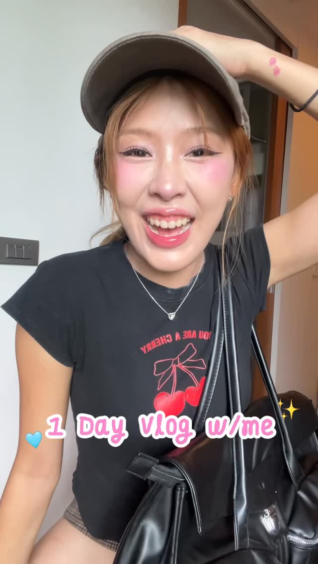 Instagram post by @inkkuuu.ap for Clinique Thailand. Caption reads: 1 Day Vlog with Me ถ่ายงานออกกองฉ่ำมาก....