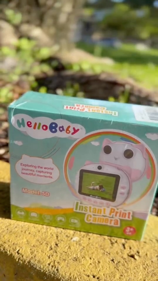 Instagram post by @moniquedeverdade for HelloBaby. Caption reads: [...] camera you will find!....