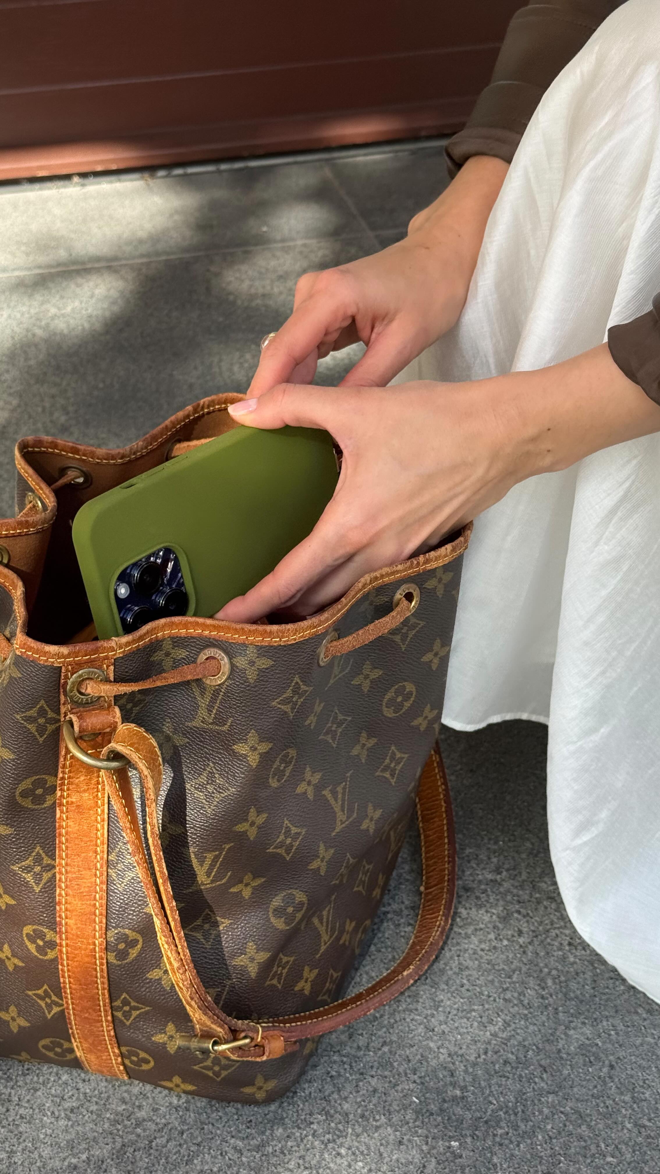 Instagram post by @alinabalash for Fiona Franchimon. Caption reads: [...] secret is my unique hair pins from Fiona....