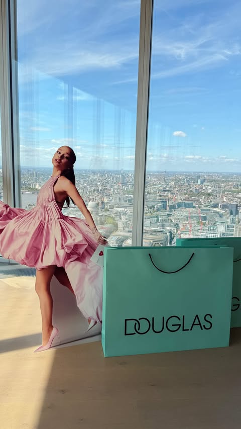 Instagram post by @thomasdrinkenburg for Douglas Cosmetics. Caption reads: EVERYBODY GETS A CLOUD @douglasnederland....