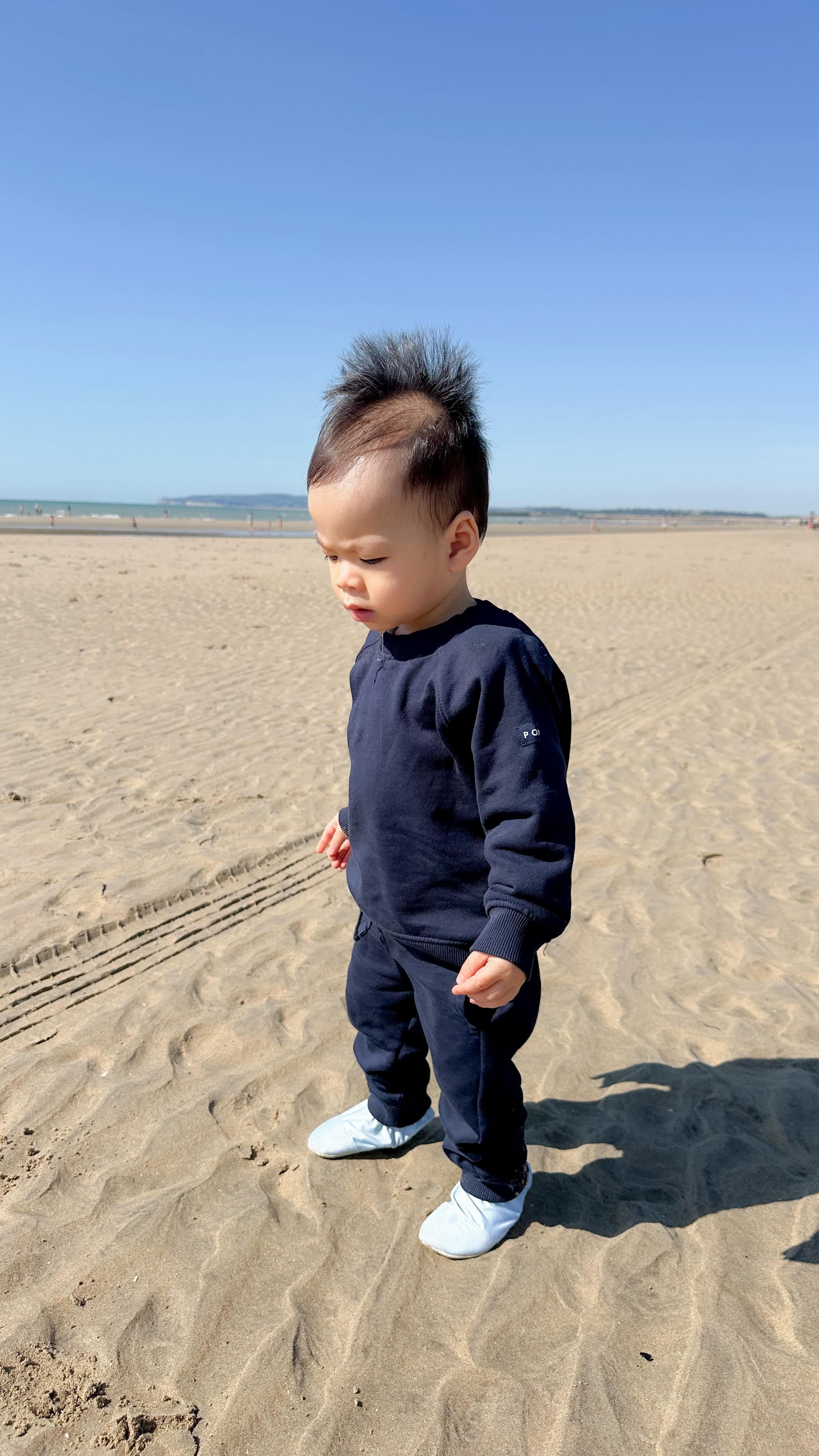 Instagram post by @travelwithkwen for Polarn O. Pyret. Caption reads: [...] at the beach 🏖️ Boys outfit from....