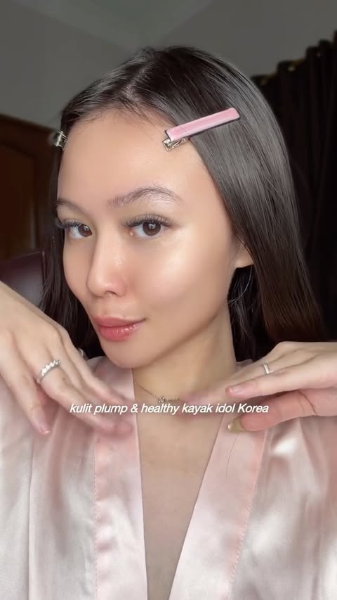 Instagram post by @felixiamandaa for Glad2Glow. Caption reads: My pink skincare lineup from @glad2glow 💗.