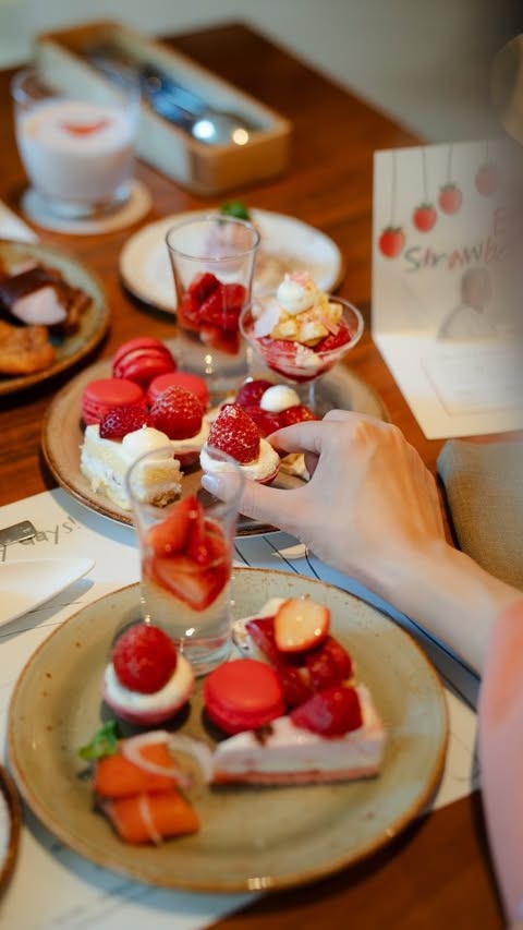 Instagram post by @yungo_078 for Hyatt Regency. Caption reads: [...] Strawberry Afternoon Tea Buffet🇯🇵 Hyatt....