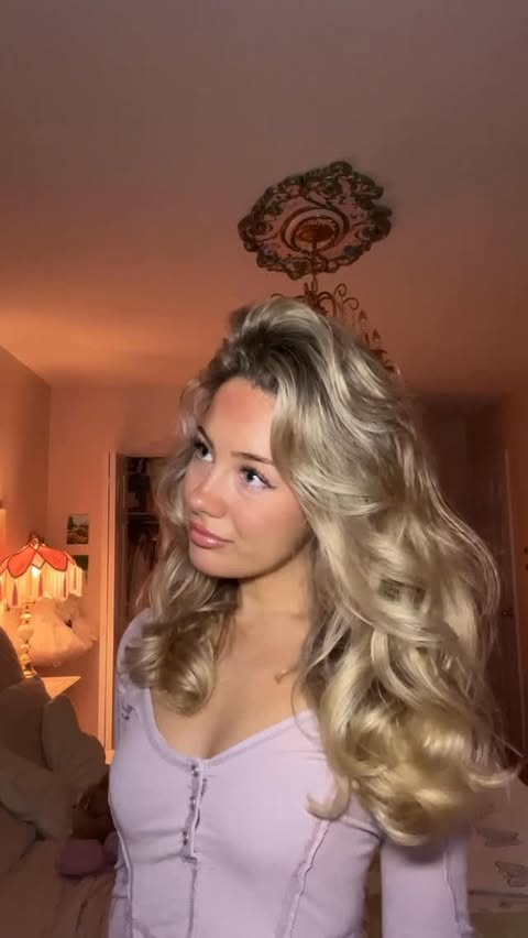 Instagram post by @sarahdeleeuww for L'Oréal Professionnel Paris. Caption reads: A much needed wash day & the shiniest glass hair....