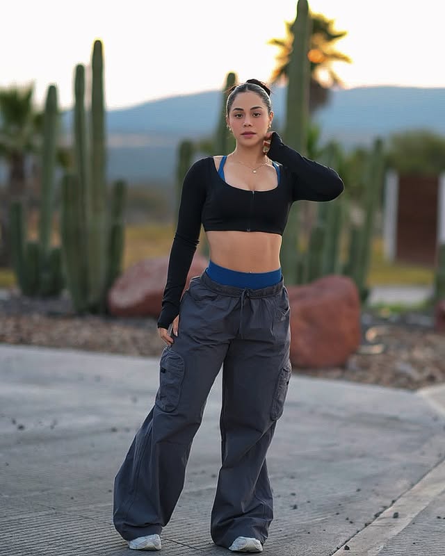Instagram post by @esmediaz_ for Gymshark. Caption reads: Wings day 🦋 

Outfit: @gymsharkwomen cargo pants....