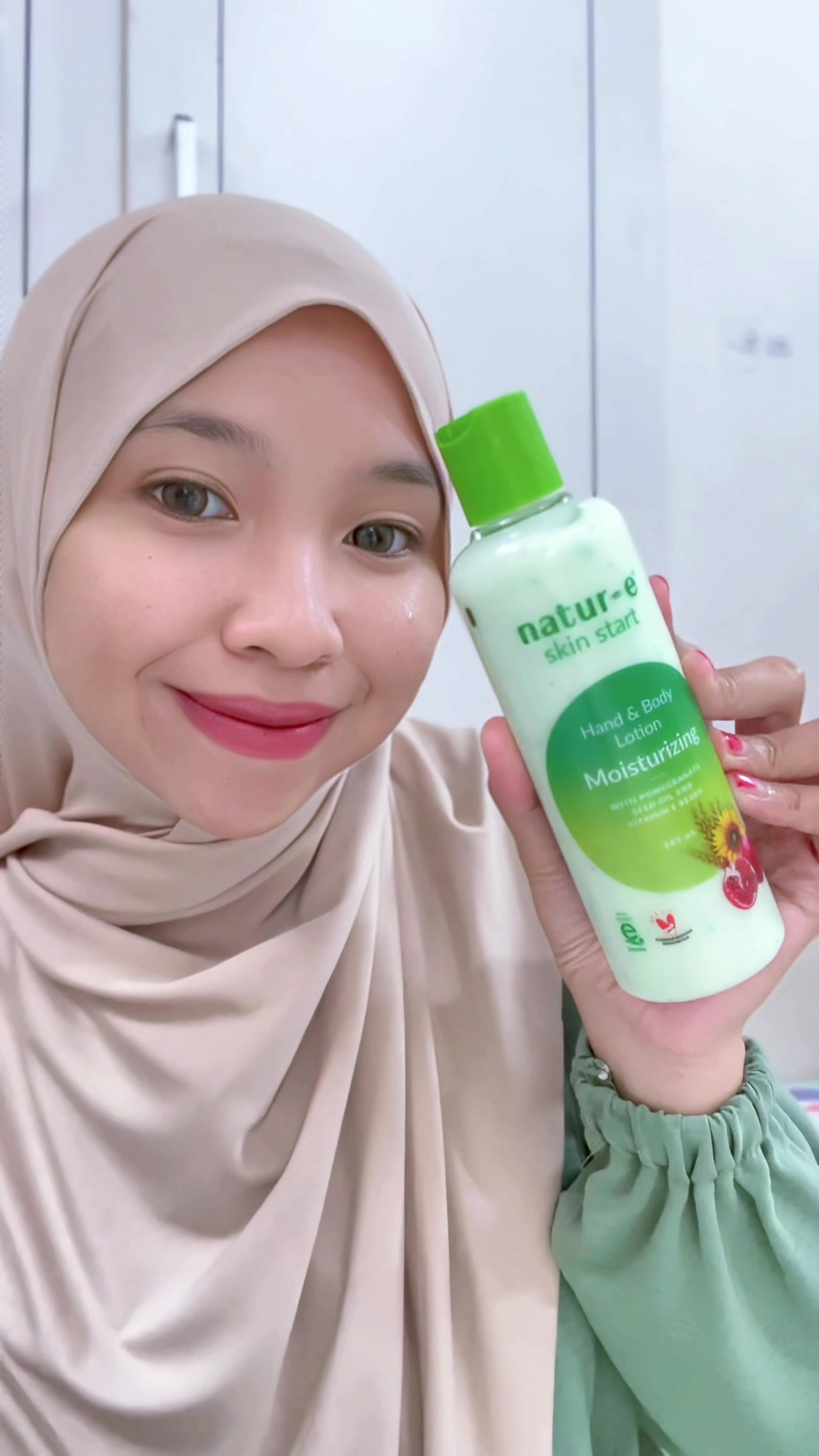 TikTok post by @reretnia for Natur-e. Caption reads: [...] terhudrasi walaupun selama Puasa , pake....