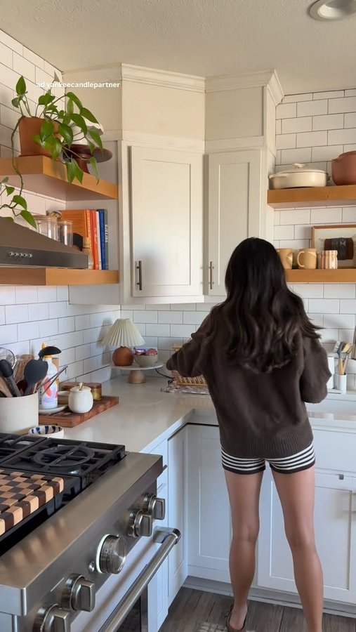 Instagram post by @the.orange.home for Yankee Candle. Caption reads: cozy time with @yankeecandle #ad....