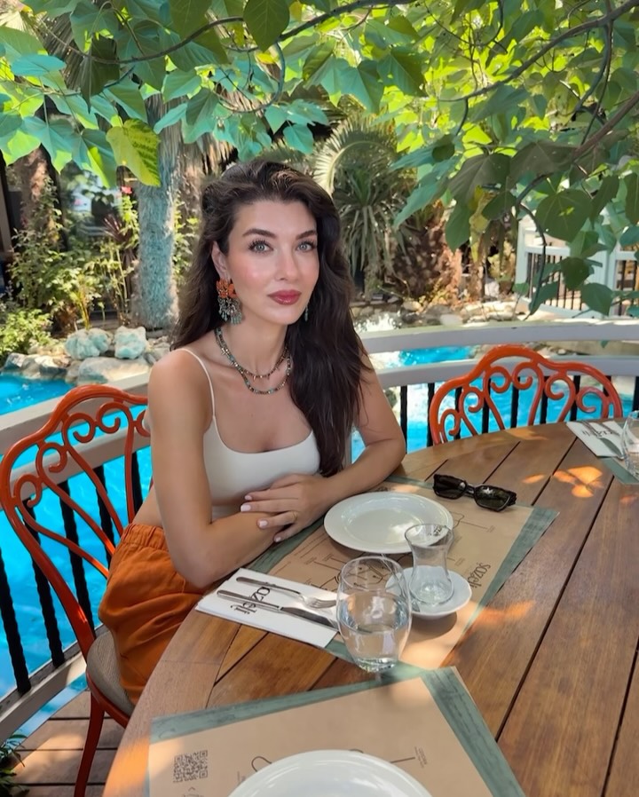 Instagram post by @aslihanguner for CHANEL. Caption reads: 🎨🍀
Biraz renk..🧡

___________
#reklam değil.