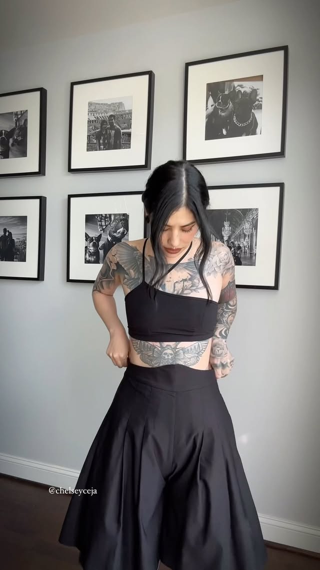 Instagram post by @chelseyceja for Blackwood Castle. Caption reads: [...] is perfection 👌🏼 Corset belt from....