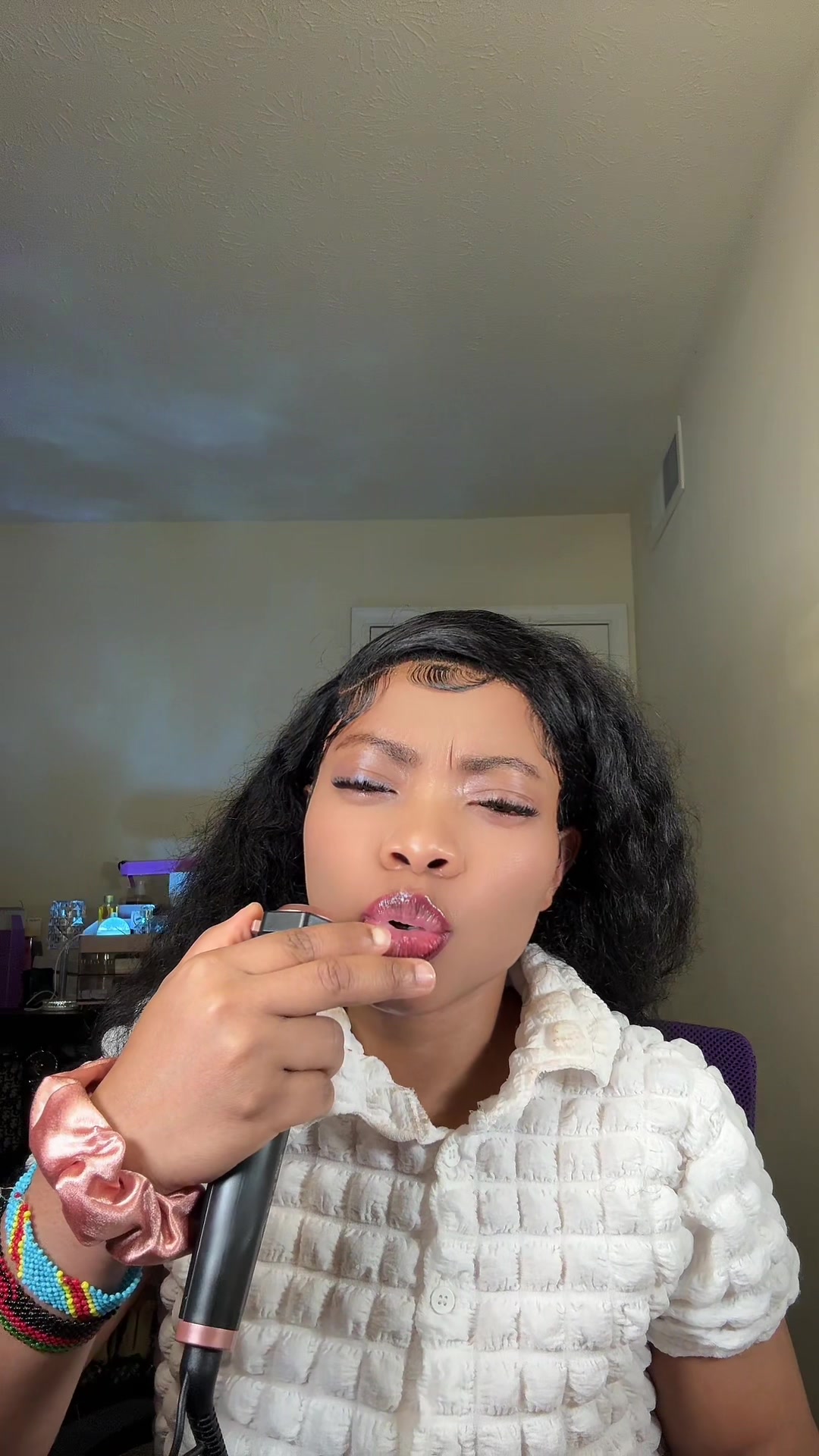 TikTok post by @rizziy_busy for Ufree. Caption reads: [...] #wig #beauty #curlywiginstall #fypageシ....