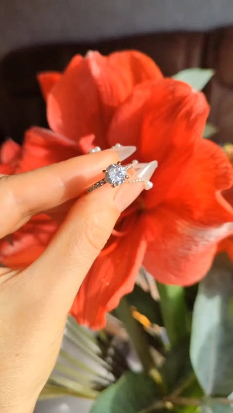 Instagram post by @viktoriia.tester for EAMTI Jewelry. Caption reads: Werbung 🎀 Unbezahlte Anzeige 🌿 
I absolutely....