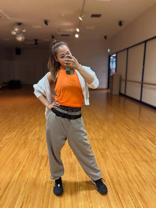 Instagram post by @chie.n_n.i for LES MILLS. Caption reads: [...] オレンジとの相性も良きです🧡🤎 @adidastokyo @adidas....