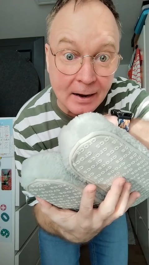 Instagram post by @3hirschen for Crocs. Caption reads: Werbung
@crocsgermany
#teamsocken #teamhausschuhe....