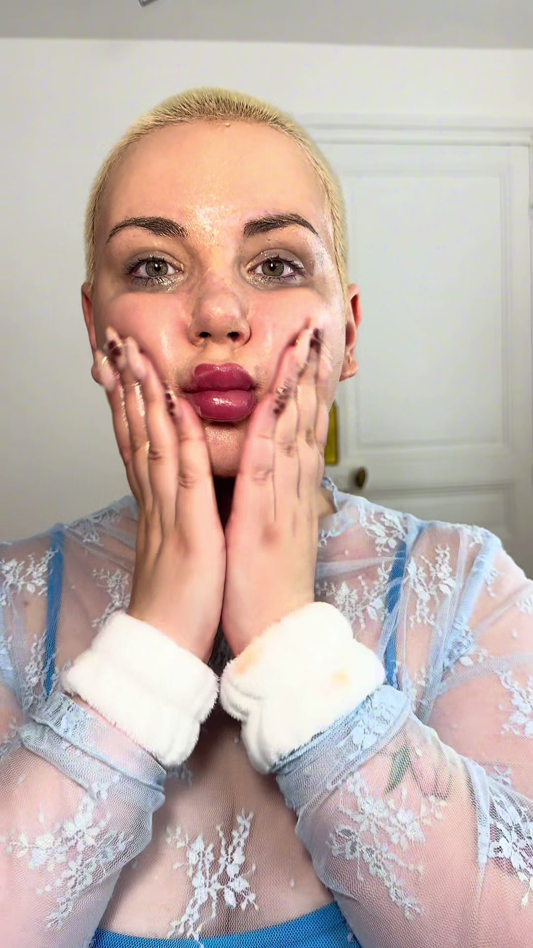 TikTok post by @barbaraevenn for Yepoda. Caption reads: Pov: il est 04h du mat mais tu veux ta glass skin....