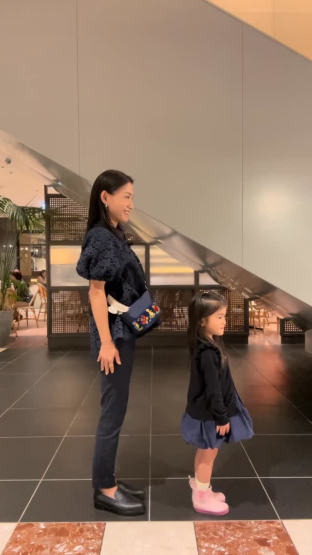 Instagram post by @aaairixoxo for Hermès. Caption reads: “NAVYな日”
.
お教室でもなんでもないのに
ふたりして今日はネイビーの気分💙💙💙
VER....