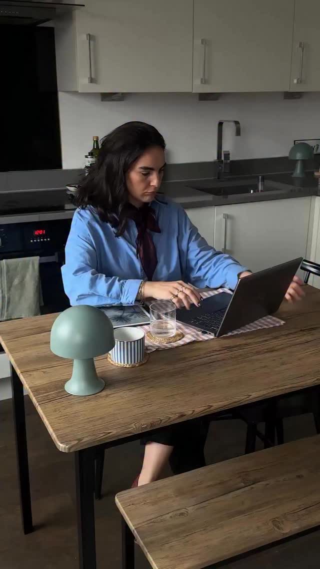 Instagram post by @_wearwhatworks for Amazon Kindle. Caption reads: Meetings, deadlines and one million thoughts a day....