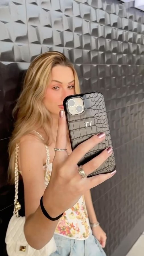 Instagram post by @_thaistito for Teeva Official. Caption reads: As minhas novas cases da @teevaofficial fashion &....