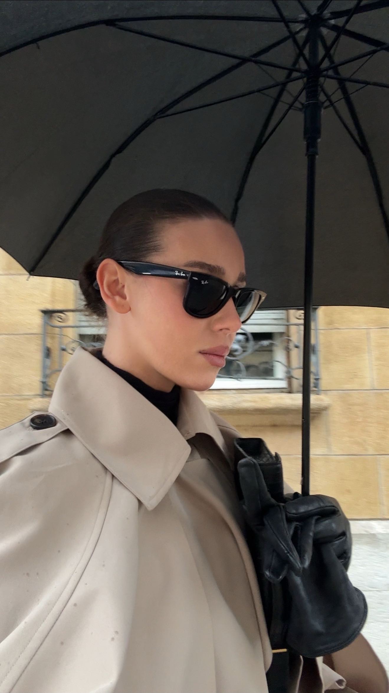 Instagram post by @lisaholdshteyn for Source Unknown. Caption reads: Rainy day uniform 🤎
Trench....