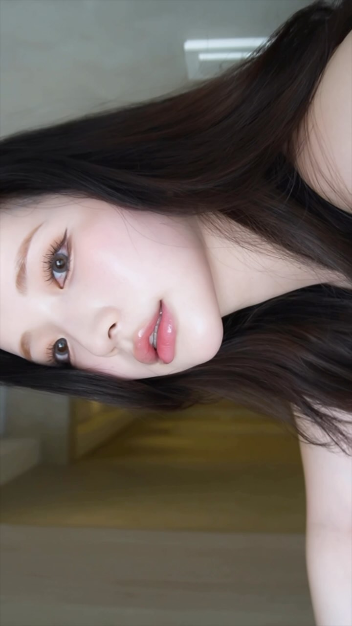 Instagram post by @minami.riho for shu uemura. Caption reads: 最近のお気に入りリップ💄
....
