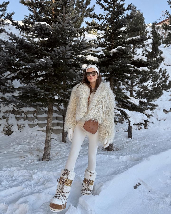 Instagram post by @busrayurtgul for Moon Boot. Caption reads: 🧸🤎 reklam.