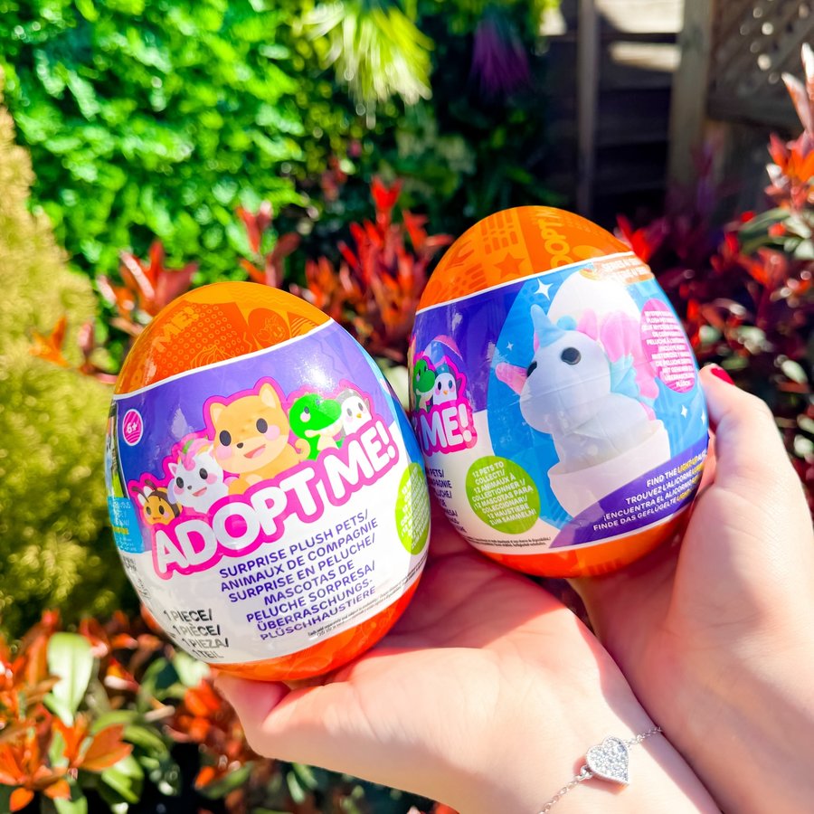 Instagram post by an influencer for Just Play. Caption reads: [...] buddies 🩷 . @jazwares @justplayproducts....
