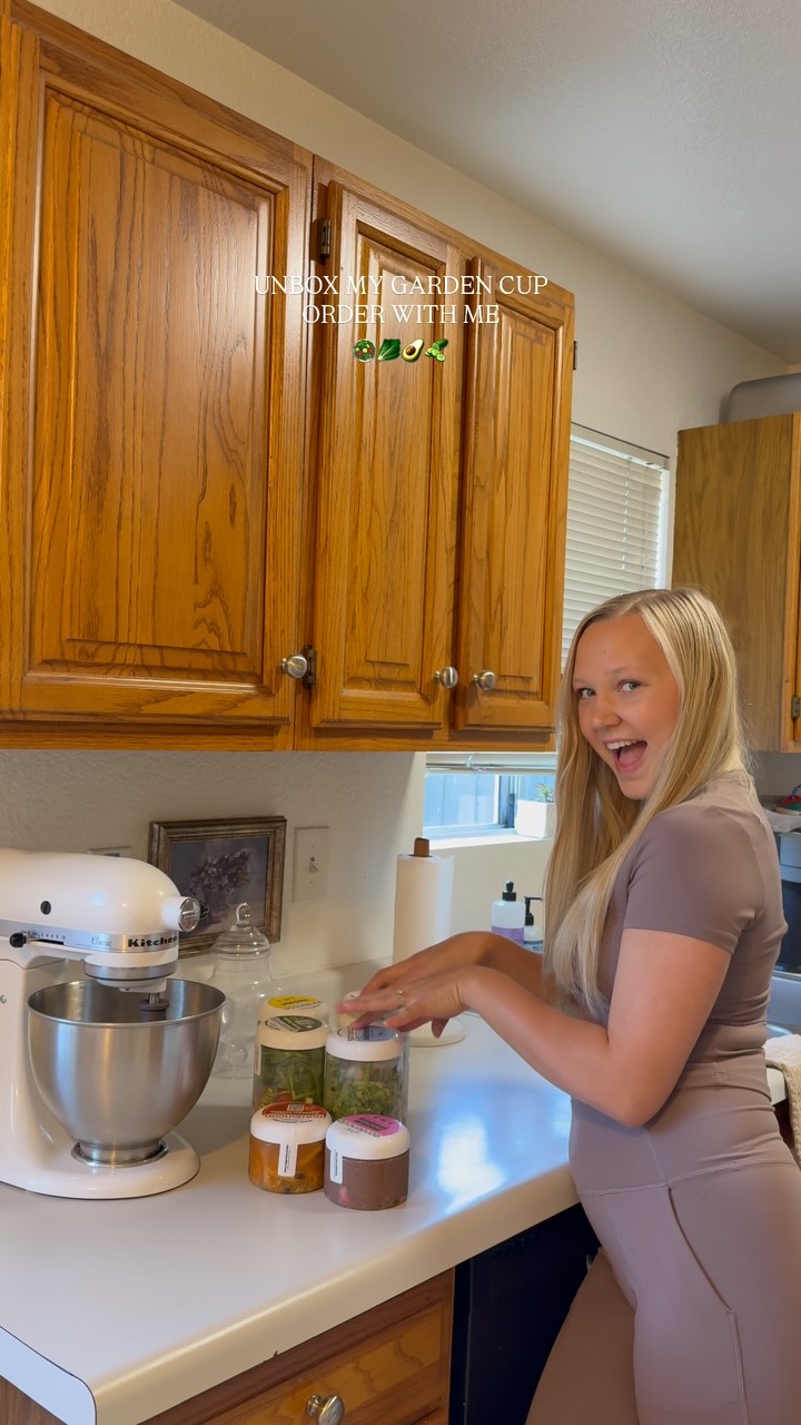 Instagram post by @laurenvelazquez_ for Gardencup. Caption reads: Obsessed with these @gardencuplife salads 🙌🏼....