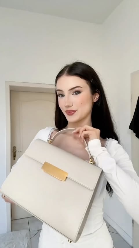 Instagram post by @evie.leclair for Ateliers Auguste. Caption reads: ✨ girl therapy ✨ 

bag is from @ateliersauguste....