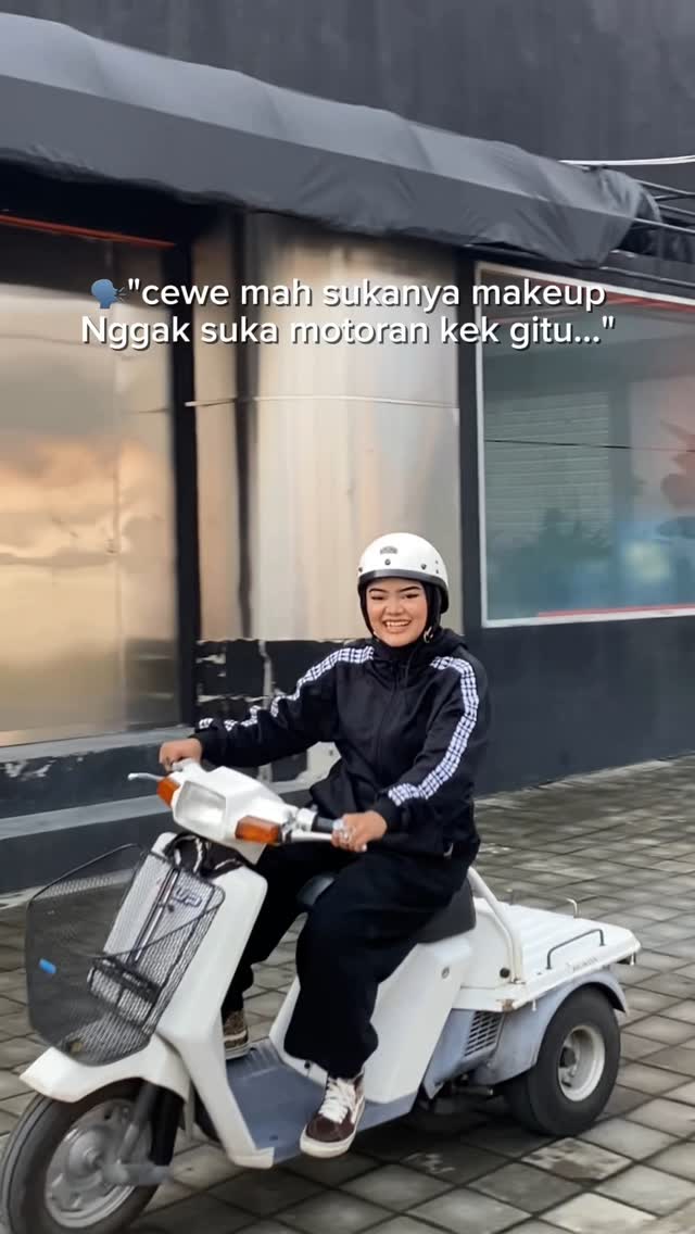 Instagram post by @pinkanpad for Scarlett Whitening. Caption reads: Kurang cewe apaagi nihh?.