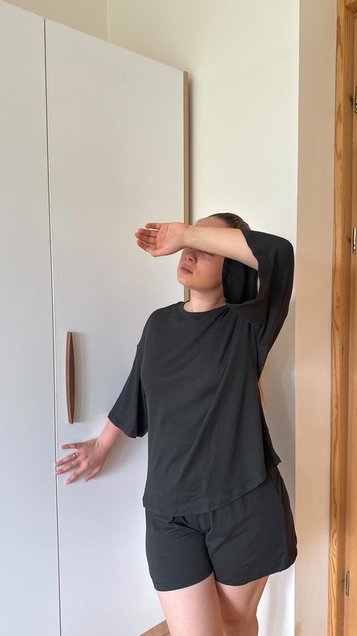 Instagram post by @parv_stylee for DRESSIN. Caption reads: [...] off!
Shop at:....