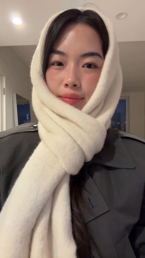 Instagram post by @mvrychen for Sezane. Caption reads: [...] a scarf ❤️ 

#scarftutorial #winterwear....