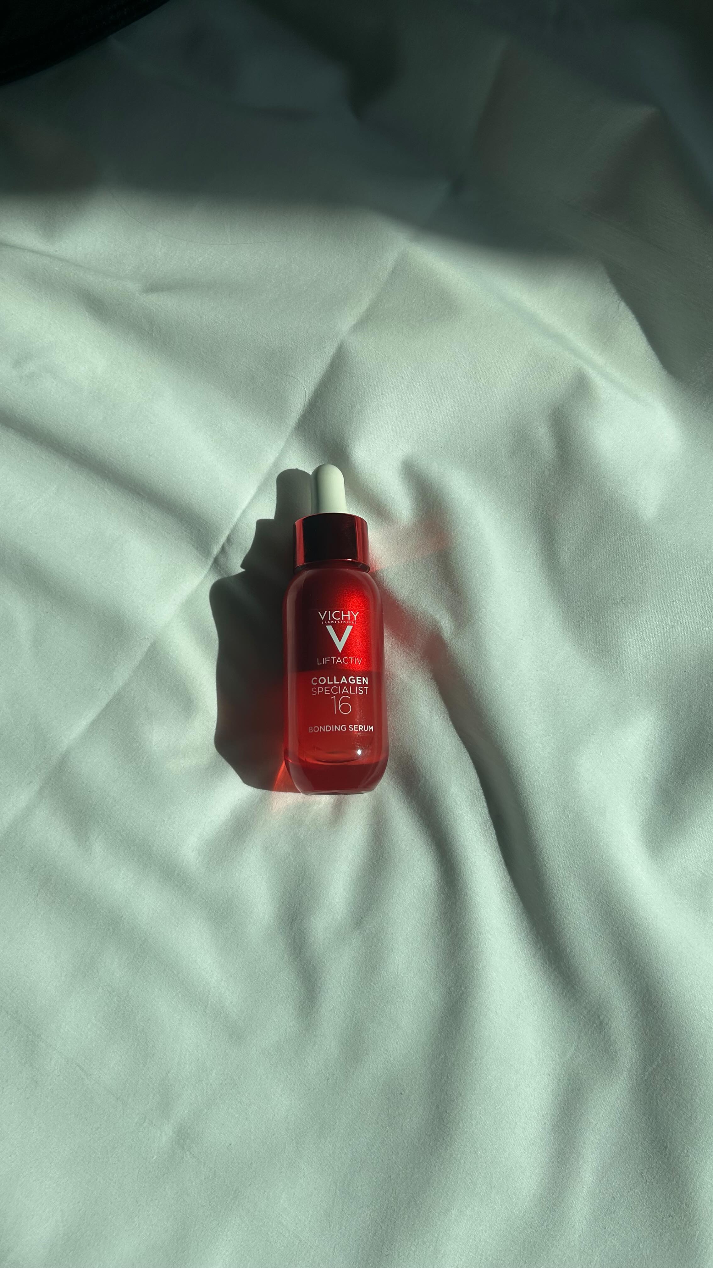 Instagram post by @vickcammie for Vichy Brasil. Caption reads: Não é promessa, é ciência. ❤️ 🧪✨
O Sérum Colágeno....