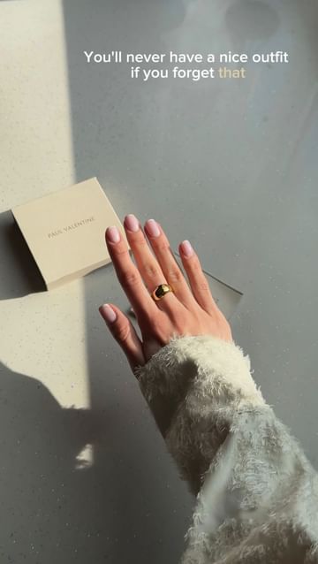 Instagram post by @arinars for PAUL VALENTINE. Caption reads: [...] 💫 The beautiful jewelry is from....