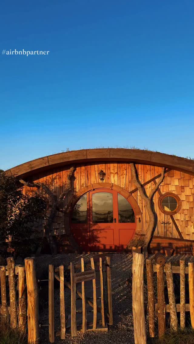 Instagram post by @shetravelledtheworld for Airbnb. Caption reads: #ad | an autumn getaway with @airbnb 🍂🧸🪞

This....