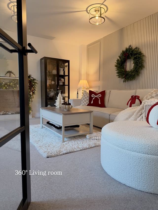 Instagram post by @_myhomeinspo_ for DUSK. Caption reads: 𝟹𝟼𝟶° 𝙻𝚒𝚟𝚒𝚗𝚐 𝚁𝚘𝚘𝚖…

…at Christmas....