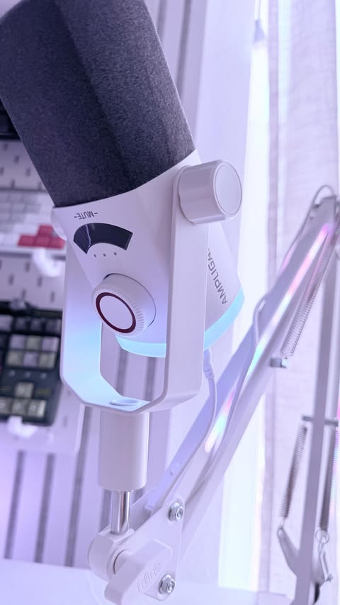 Instagram post by @kaiquecreator for FIFINE Microphone. Caption reads: [...] Gaming Microphone Kit XLR/USB from....