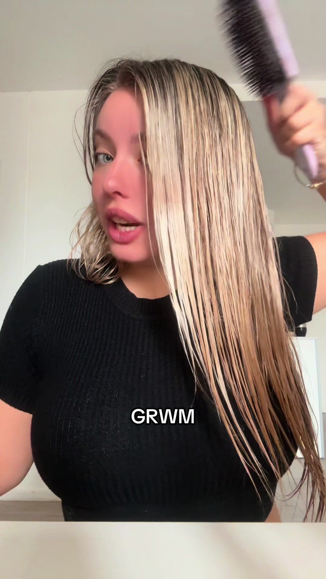 TikTok post by @azulcastellooficial for ForMe Tips. Caption reads: GRWT de aerpuerto! No vuelvo a peinarme sin serum....