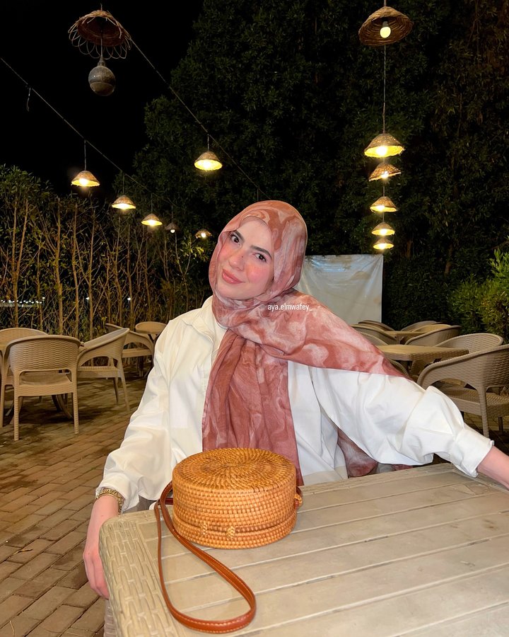 Instagram post by @aya.elmwafey_ for Duvak4fashion. Caption reads: [...] cupcakes!🧁💗 - Scarf : @duvak4fashion 💗 .....