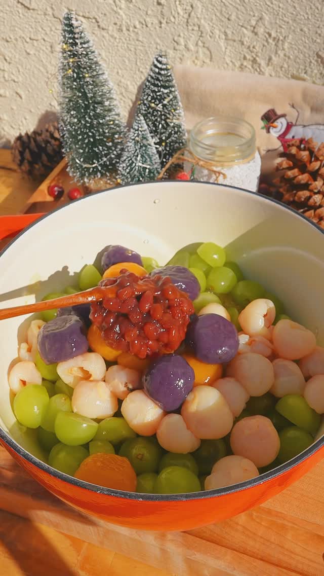 Instagram post by @fationatefoodbelly for EVERYDAZE. Caption reads: [...] way to enjoy endless cups of sago! 😍....