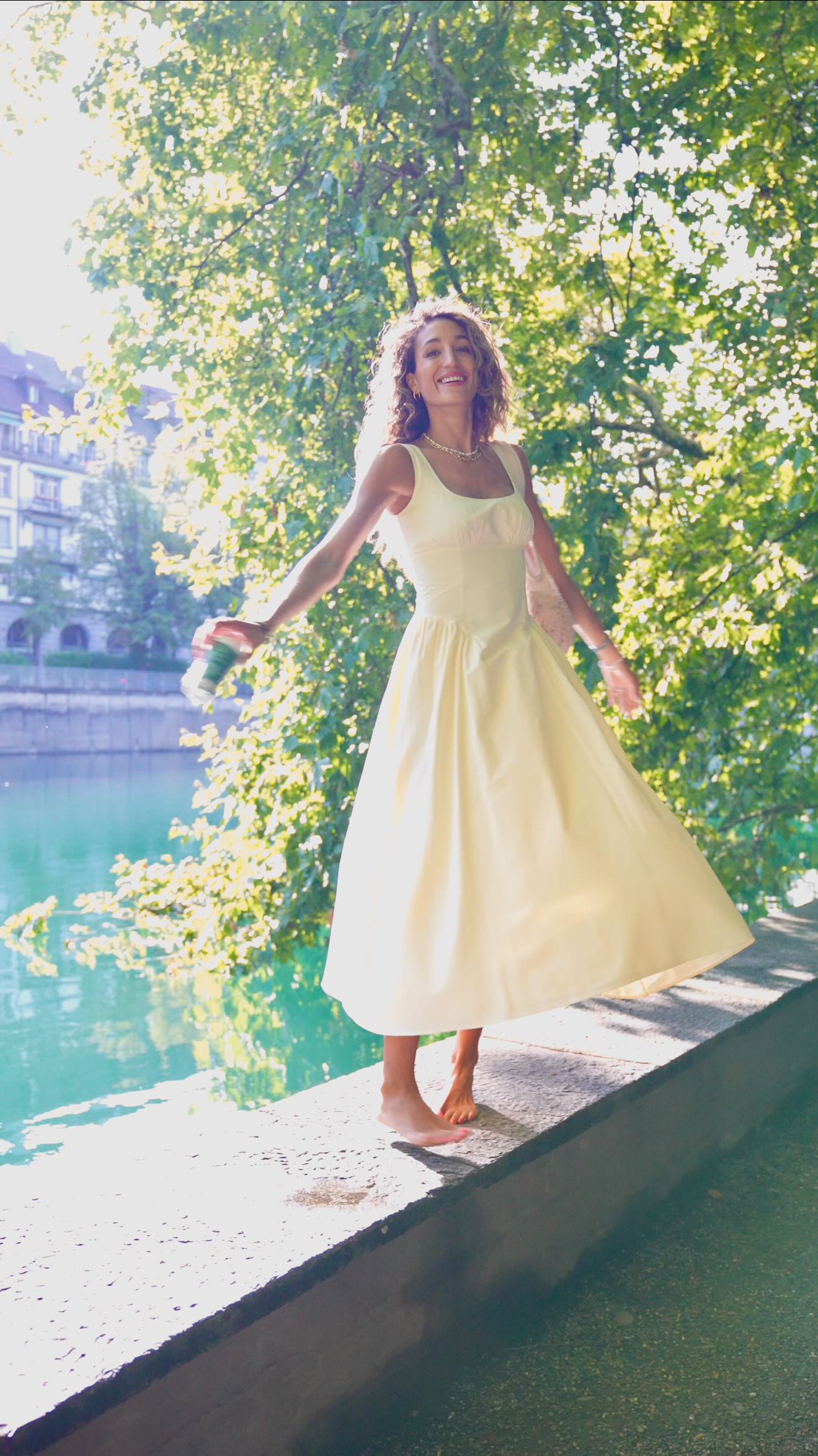 Instagram post by @saraleutenegger for Starbucks Chilled Coffee. Caption reads: Manchmal fühlt sich der Alltag an wie ein einziger....