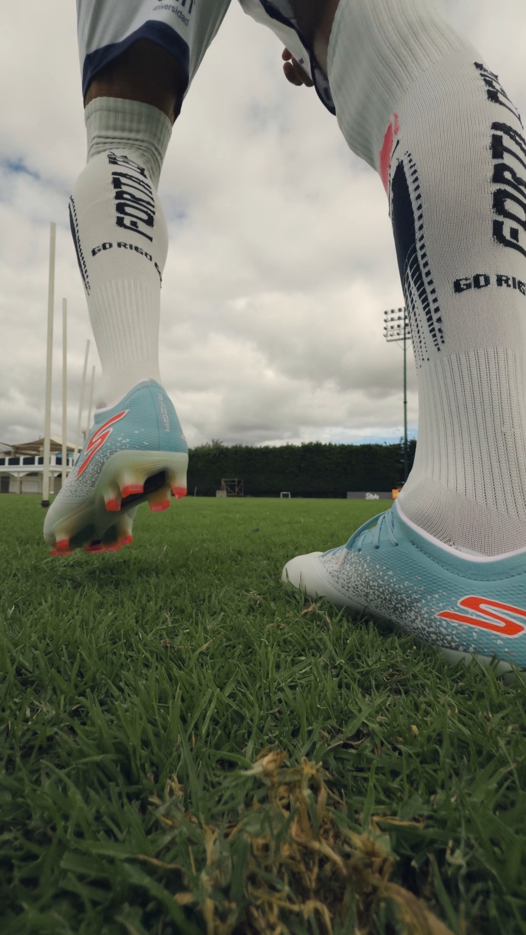 Instagram post by @fortaleza_ceif for Skechers. Caption reads: Desde los chinches 👶🏻 hasta los pro 🧔🏻‍♂️....