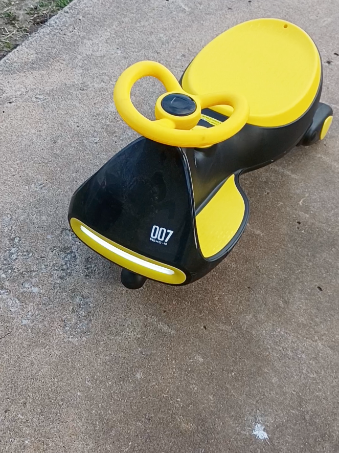 TikTok post by @namiekarigney for FanttikRide. Caption reads: [...] #toysfortoddlers #rideoncar @FanttikRide.