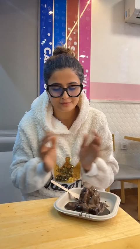 Instagram post by @komalvora.official for Baskin-Robbins. Caption reads: [...] warmth, aur me—perfect combo....