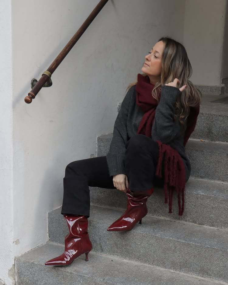 Instagram post by @thewanderingsenorita for Fashion Inspiration. Caption reads: Never leaving behind this burgundy trend....