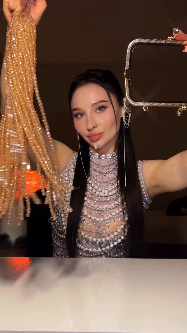 Instagram post by @le.paragon for Mew Mews. Caption reads: FULL STEP BY STEP TUTORIAL IS AVAILABLE....