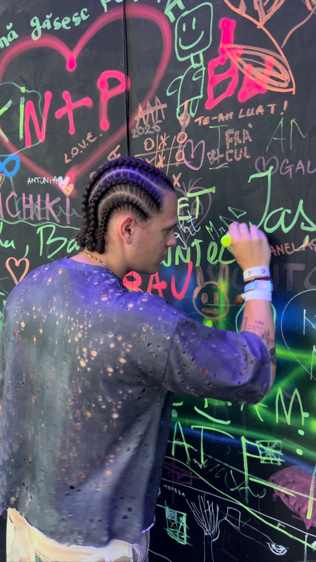 Instagram post by @dmkxslg for Bitget. Caption reads: Untold si Bitget te trimite in Dubai
inscrie-te....